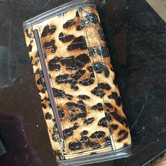 GUESS Organizer Wallet Leopard - Picture 3 of 15